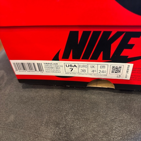 NIB NEW Women’s Air Jordan 1 Retro High OG Satin Sneakers Size 7 - Picture 4 of 6